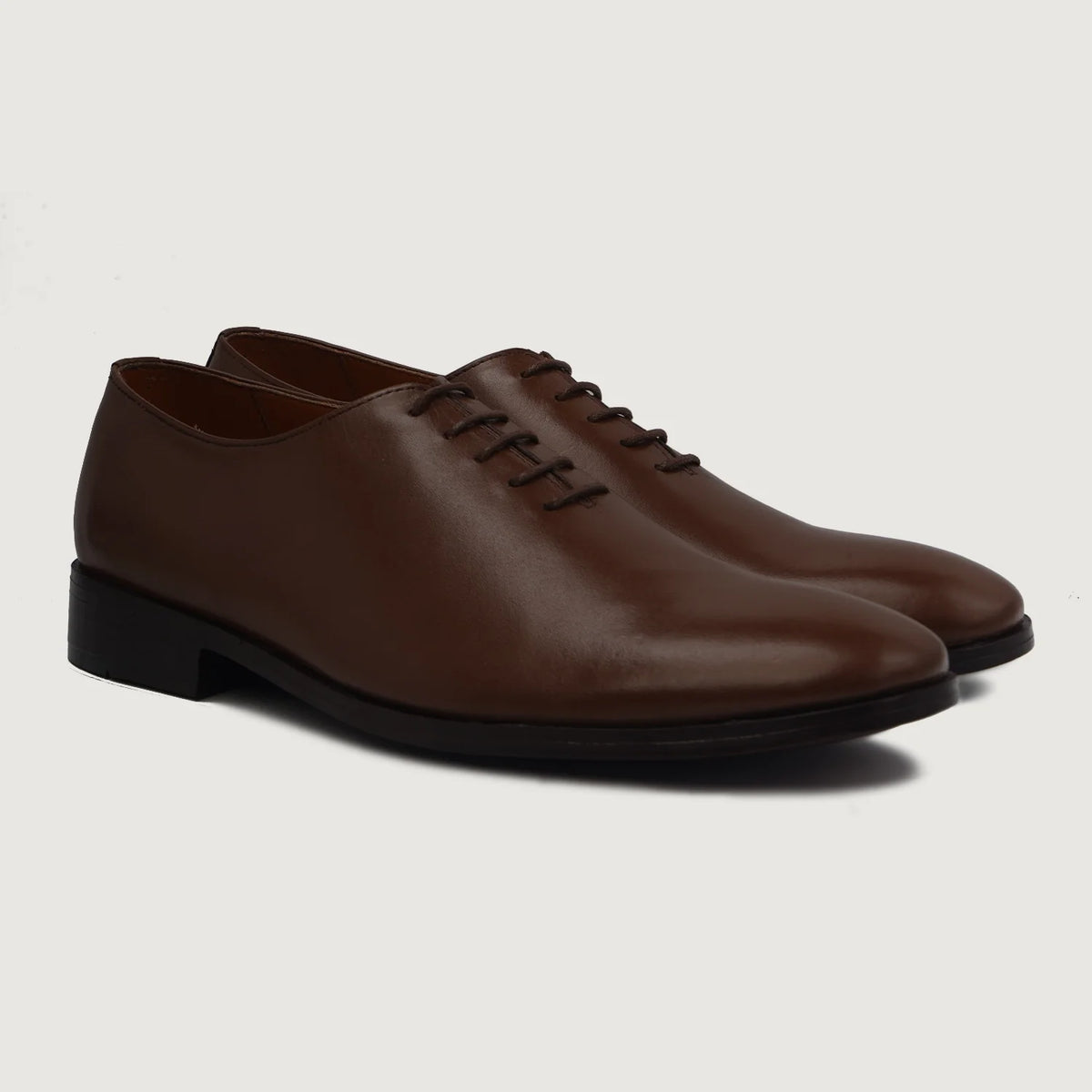Director Wholecut 复古棕 真皮皮鞋 男士 For Men in Brown Full-Grain Leather - 正面版型与定制立体剪裁轮廓 | 官方商城选购