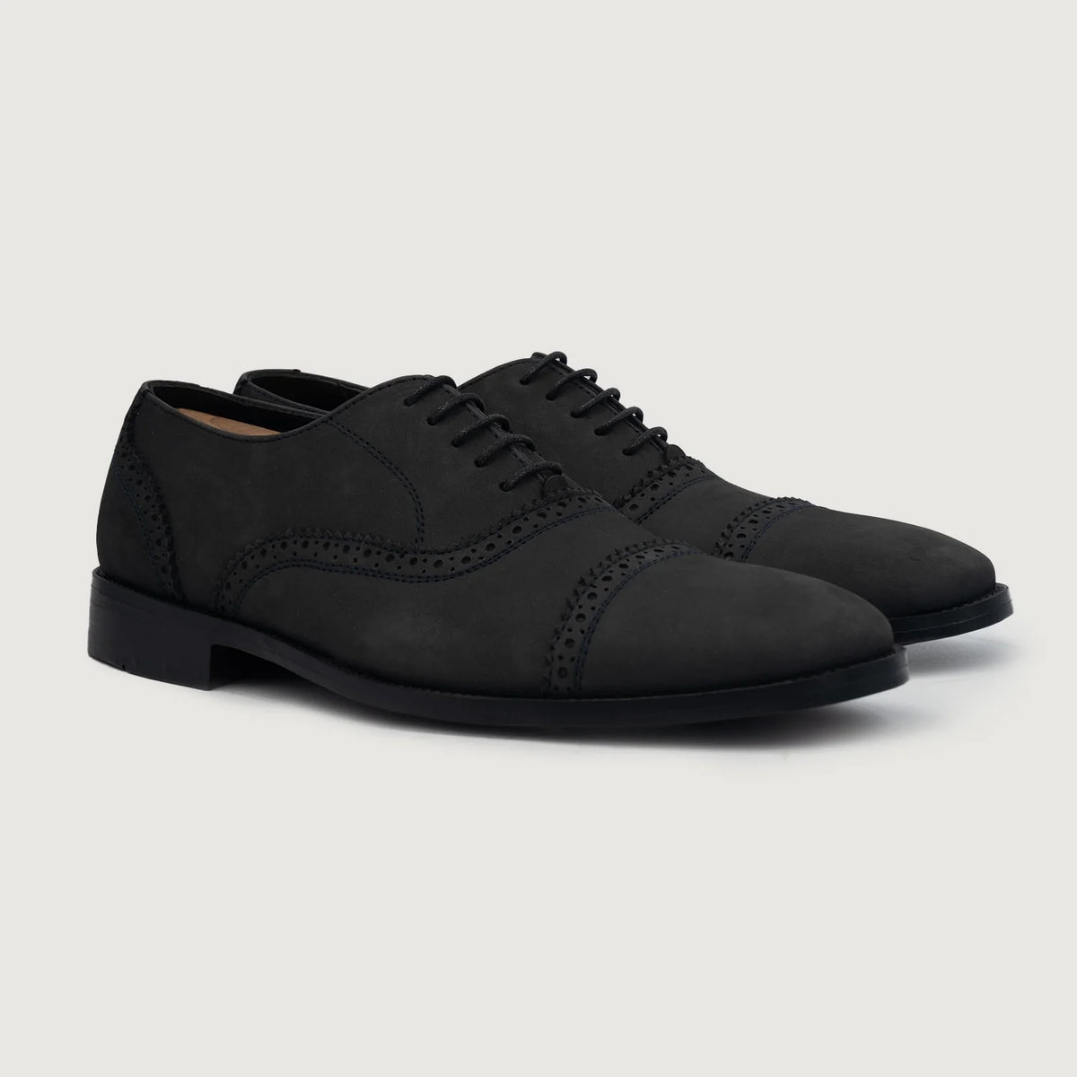 Greyson Brogues Oxford 经典黑 Nubuck 真皮皮鞋 男士 For Men 经典黑色头层牛皮 - 侧面轮廓视角 | 官方商城选购