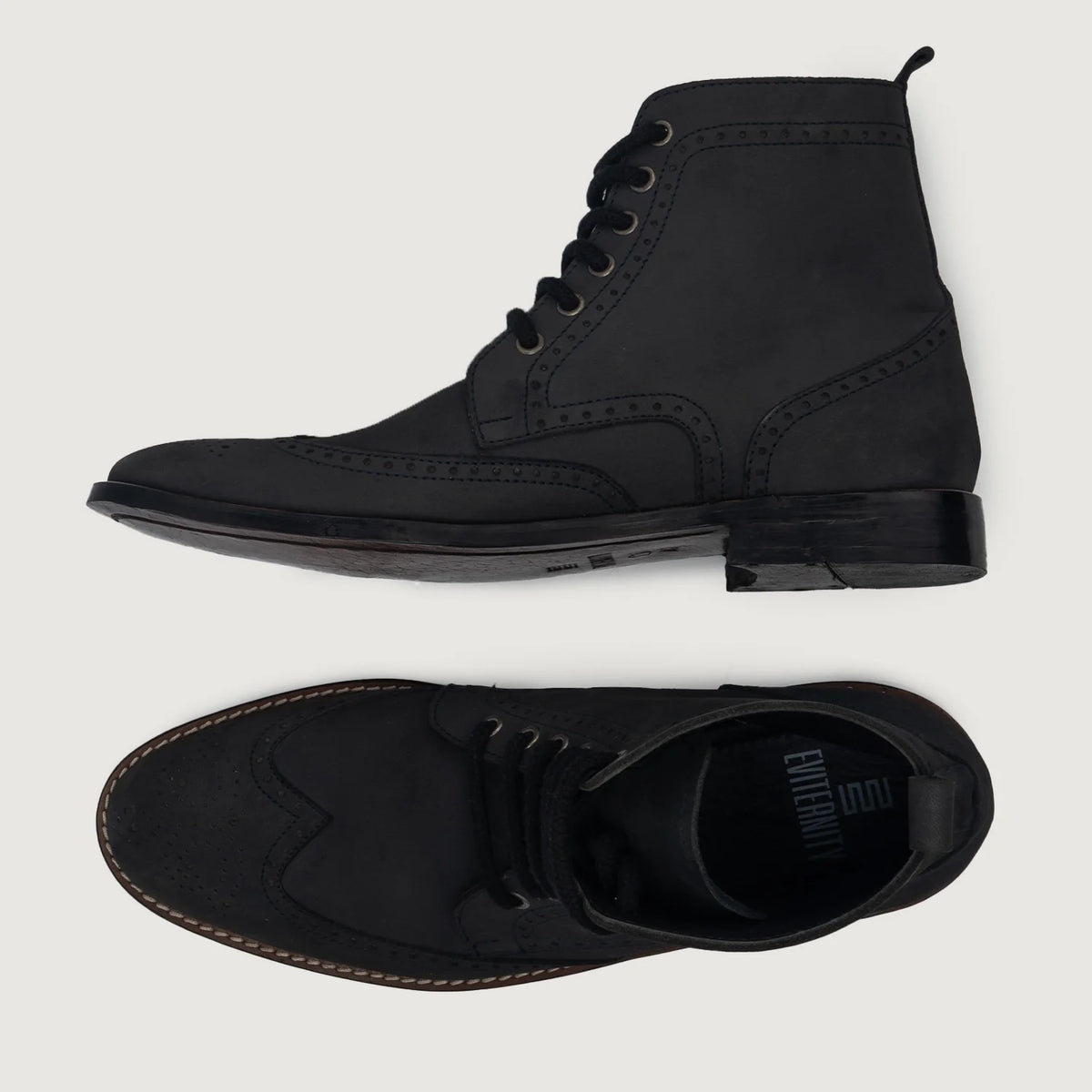 细节特写 of Classic Collar & Heavy-Duty Zipper Hardware on Duster Brogues Derby 经典黑 Nubuck 真皮工装靴马丁靴 男士 For Men