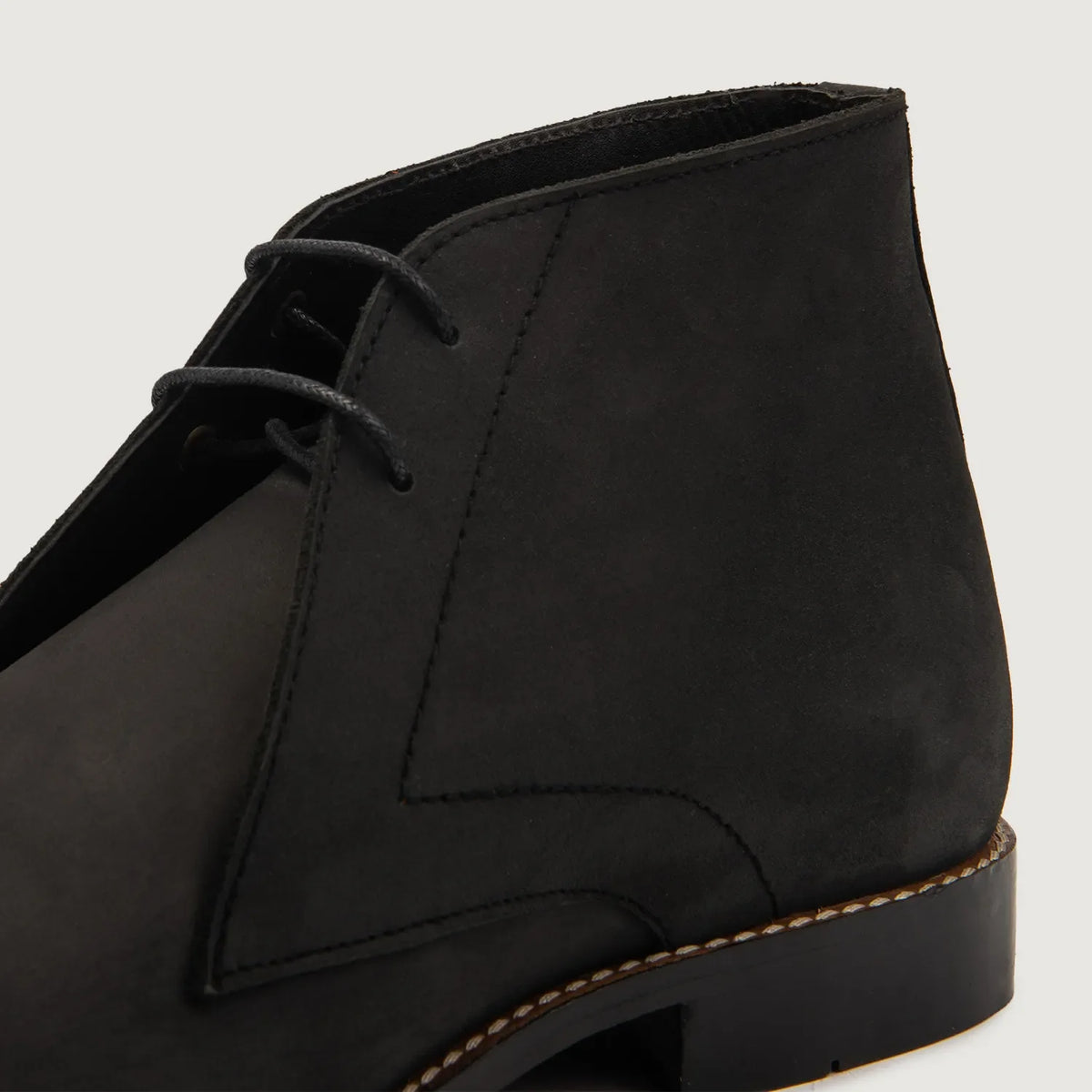 High-Traction Rubber Outsole & Lug Tread Pattern on Corry Chukka 经典黑 Nubuck 真皮工装靴马丁靴 男士 For Men