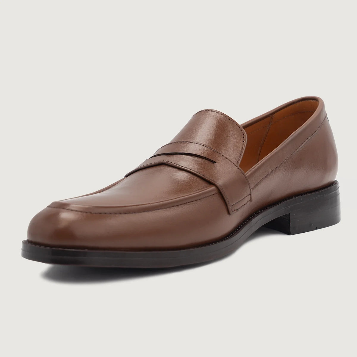 High-Traction Rubber Outsole & Lug Tread Pattern on Baxton 复古棕 真皮乐福鞋 男士