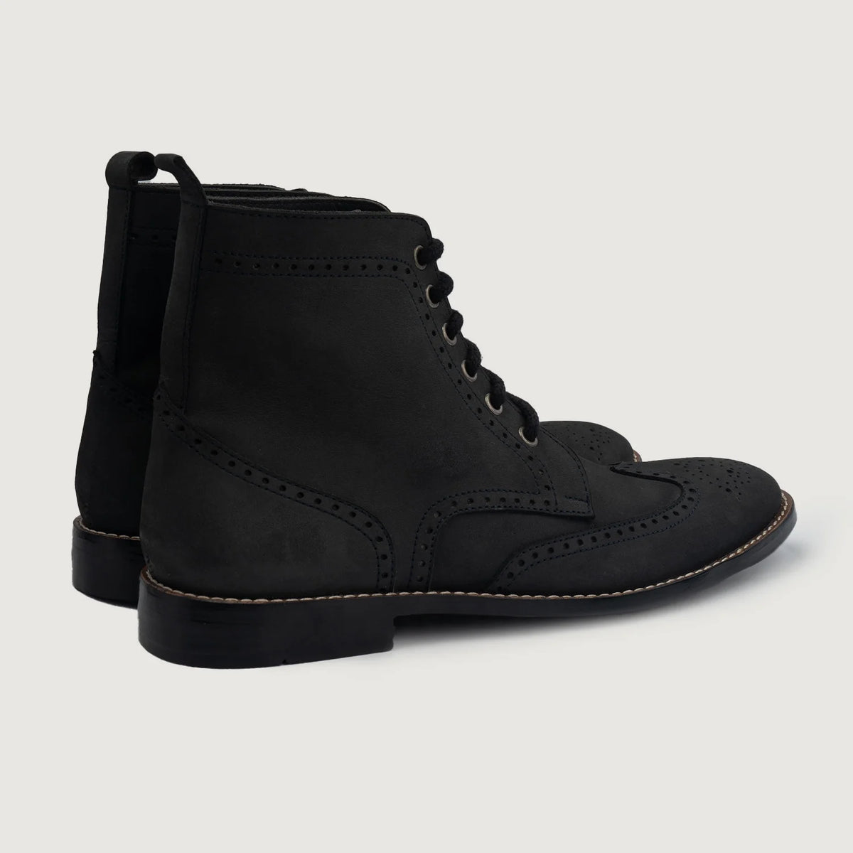 Duster Brogues Derby 经典黑 Nubuck 真皮工装靴马丁靴 男士 For Men - 展现立体袖型与合身版型的侧身视角