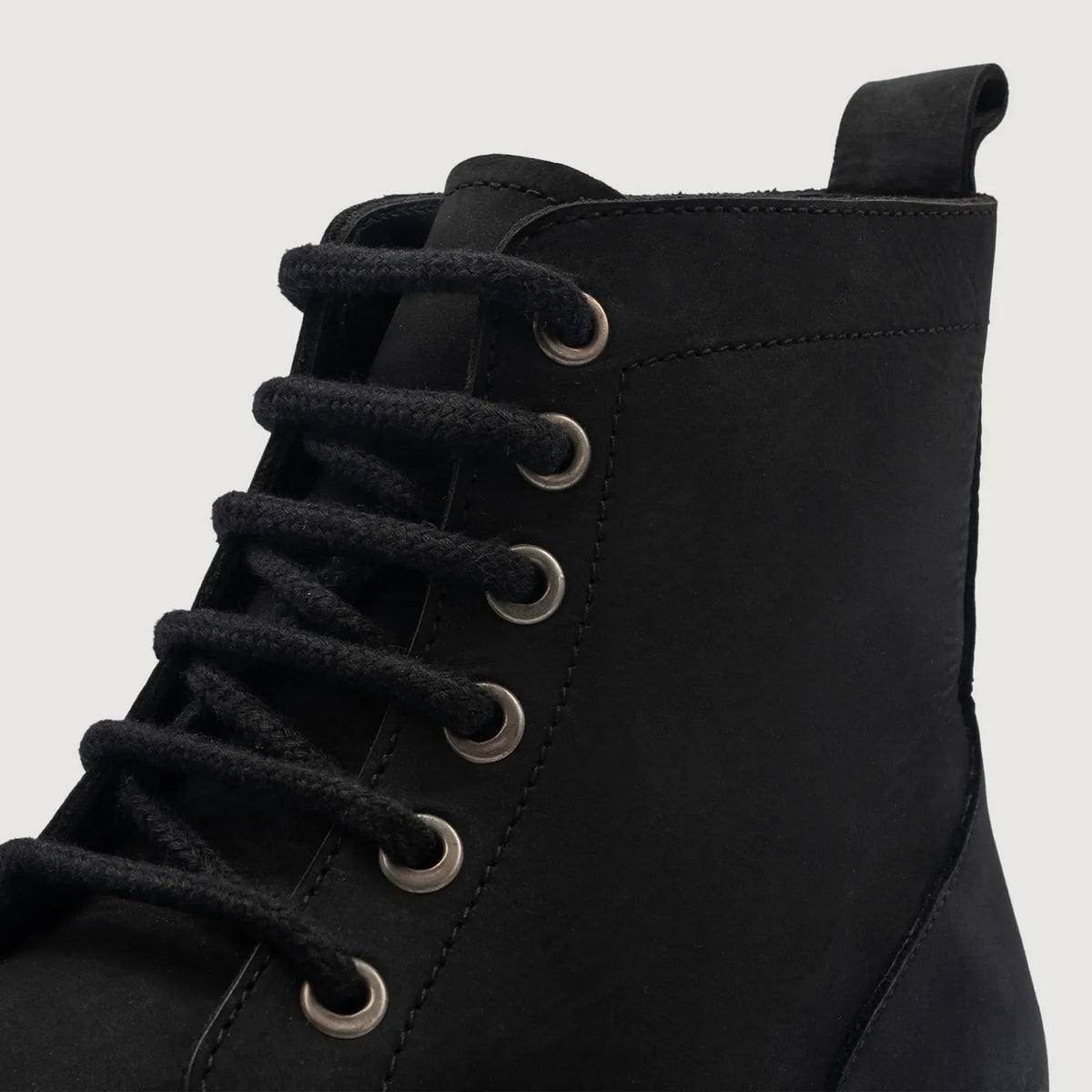High-Traction Rubber Outsole & Lug Tread Pattern on Knight Derby 经典黑 Nubuck 真皮工装靴马丁靴 男士 For Men