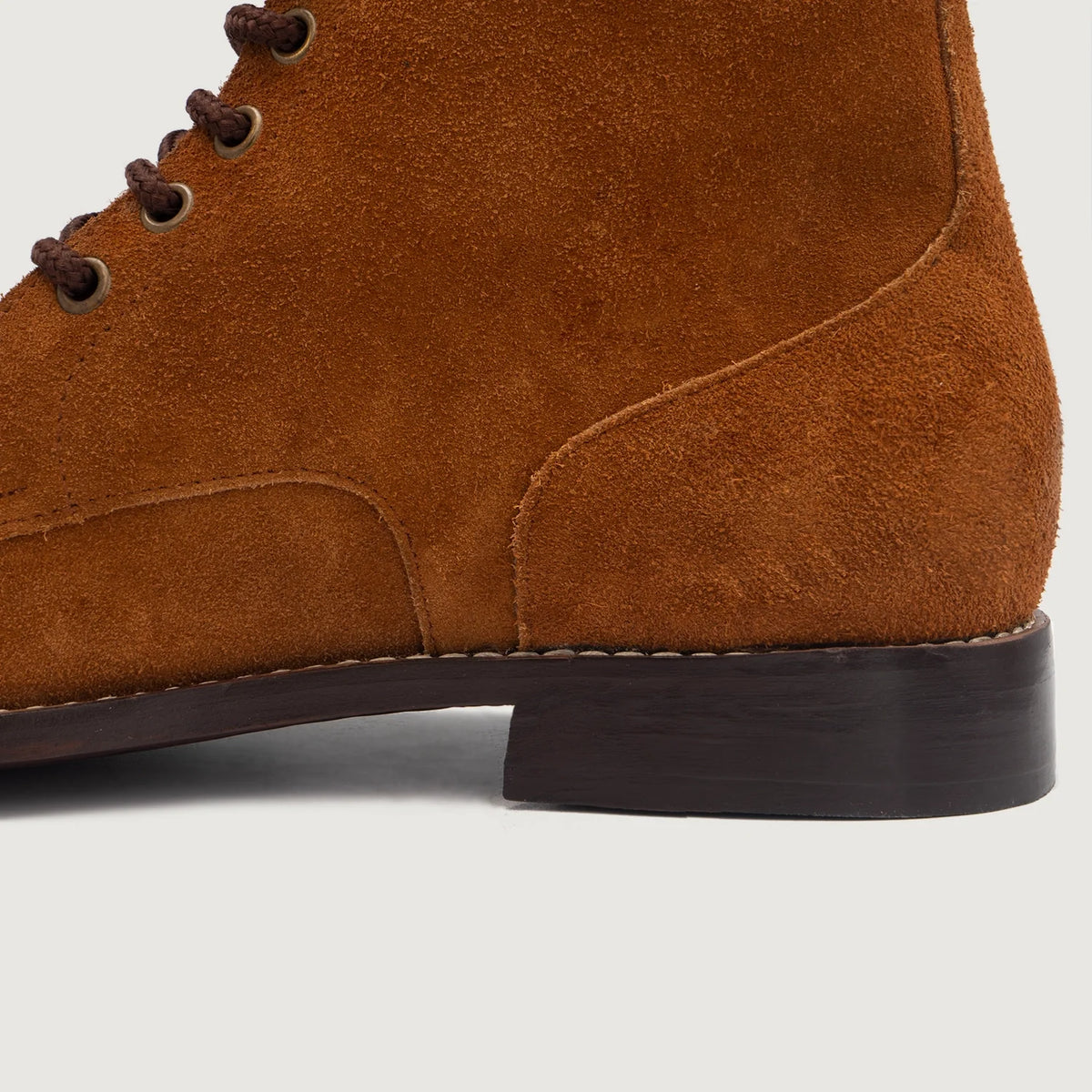 High-Traction Rubber Outsole & Lug Tread Pattern on Knight Derby 复古棕 Suede 真皮工装靴马丁靴 男士