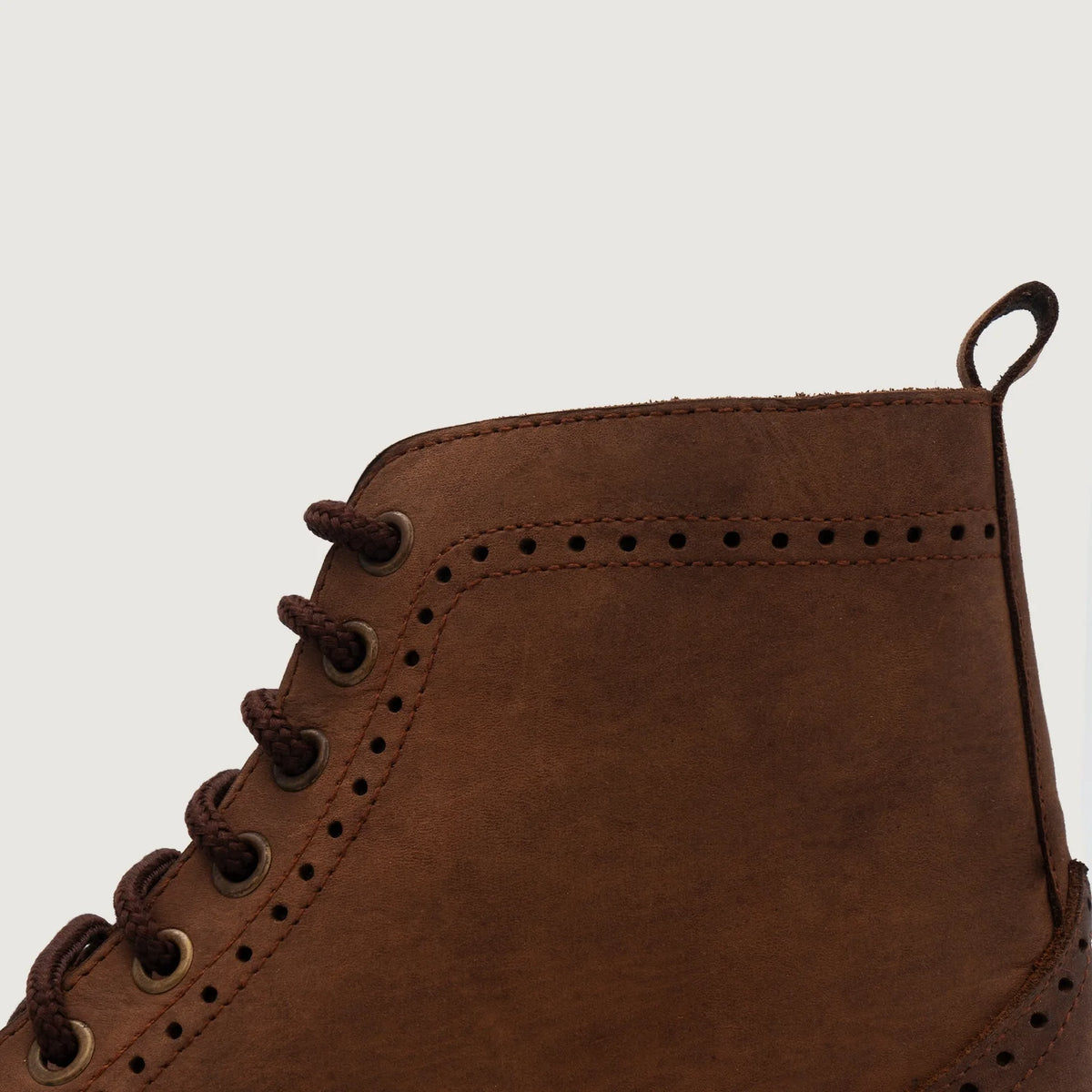 细节特写 of Classic Collar & Heavy-Duty Zipper Hardware on Duster Brogues Derby Oil Pull-up 复古棕 真皮工装靴马丁靴 男士