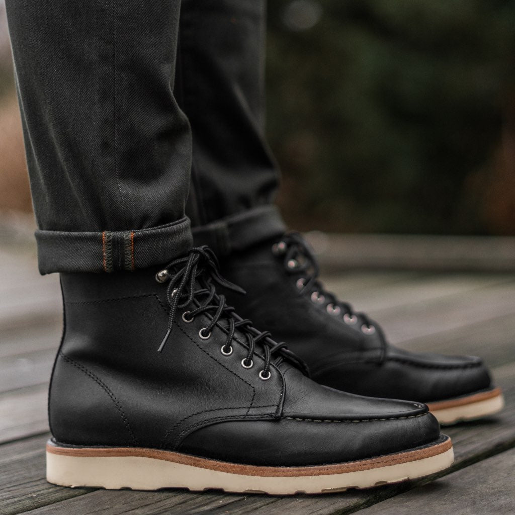 High-Traction Rubber Outsole & Lug Tread Pattern on Diplomat 经典黑 Matte 真皮工装靴马丁靴 男士