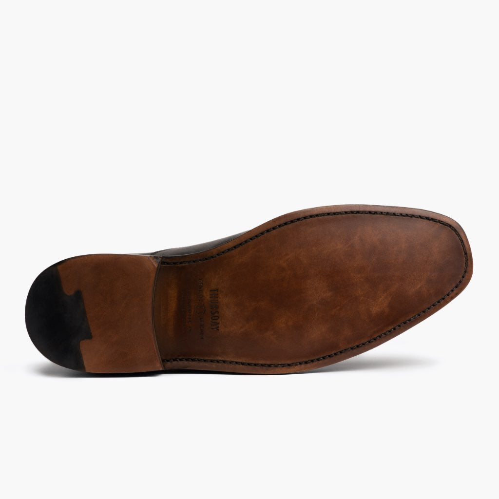 High-Traction Rubber Outsole & Lug Tread Pattern on Executive 经典黑 真皮休闲板鞋运动鞋 男士
