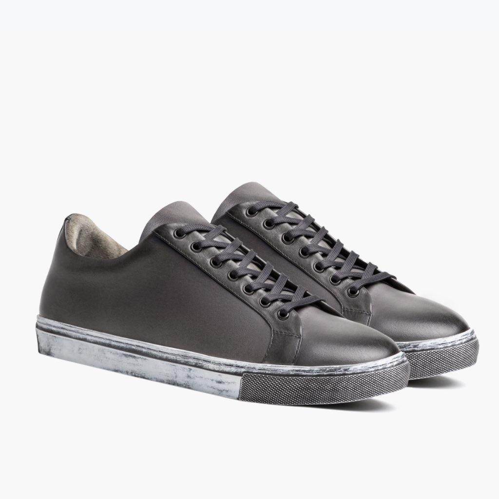 Premier Low Top Distressed Grey 真皮休闲板鞋运动鞋 男士 For Men in Grey Full-Grain Leather - 侧面轮廓视角 | 官方商城选购