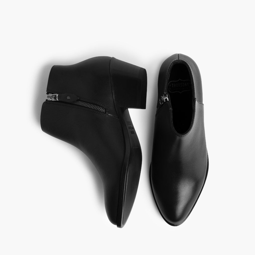 High-Traction Rubber Outsole & Lug Tread Pattern on Downtown 经典黑 真皮工装靴马丁靴 女士