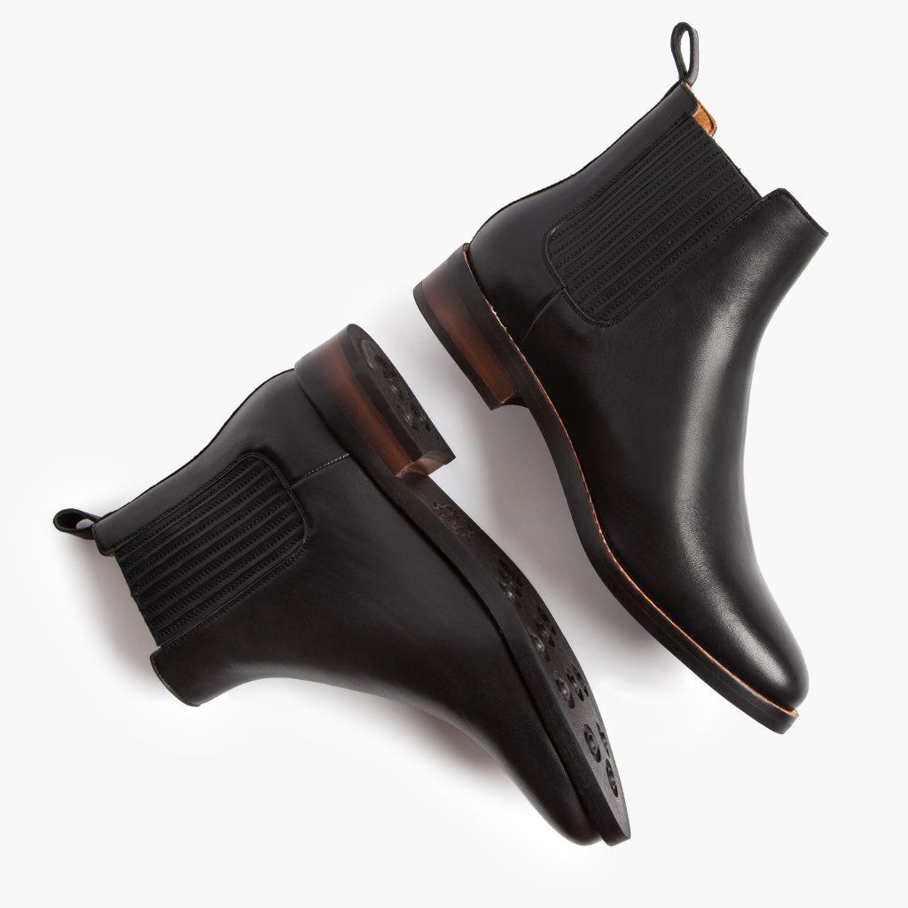 High-Traction Rubber Outsole & Lug Tread Pattern on Dreamer 经典黑 真皮工装靴马丁靴 女士