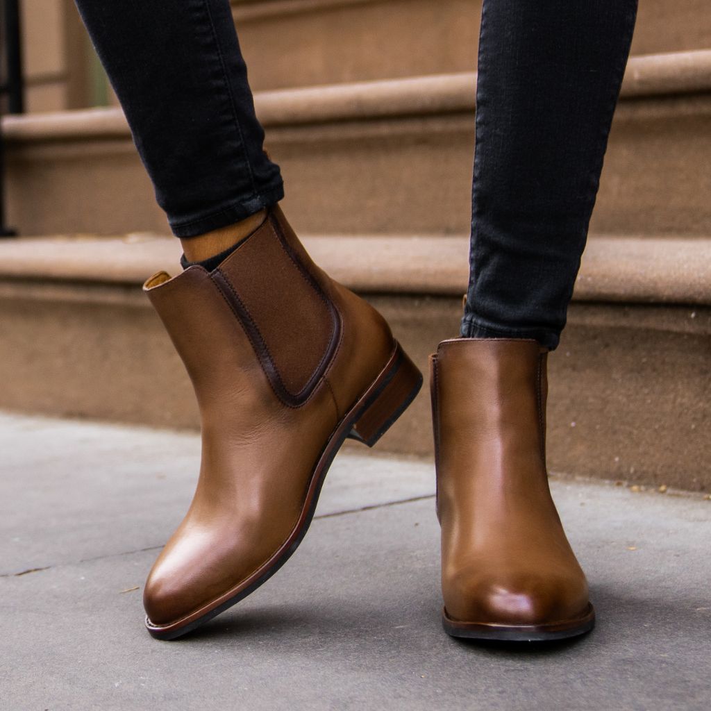 Authentic Full-Grain Leather Grain Depth & Pull-Up Patina Texture Detail