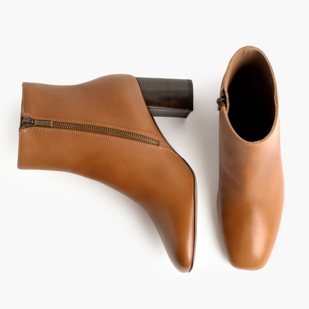 High-Traction Rubber Outsole & Lug Tread Pattern on High Standard Toffee 真皮工装靴马丁靴 女士