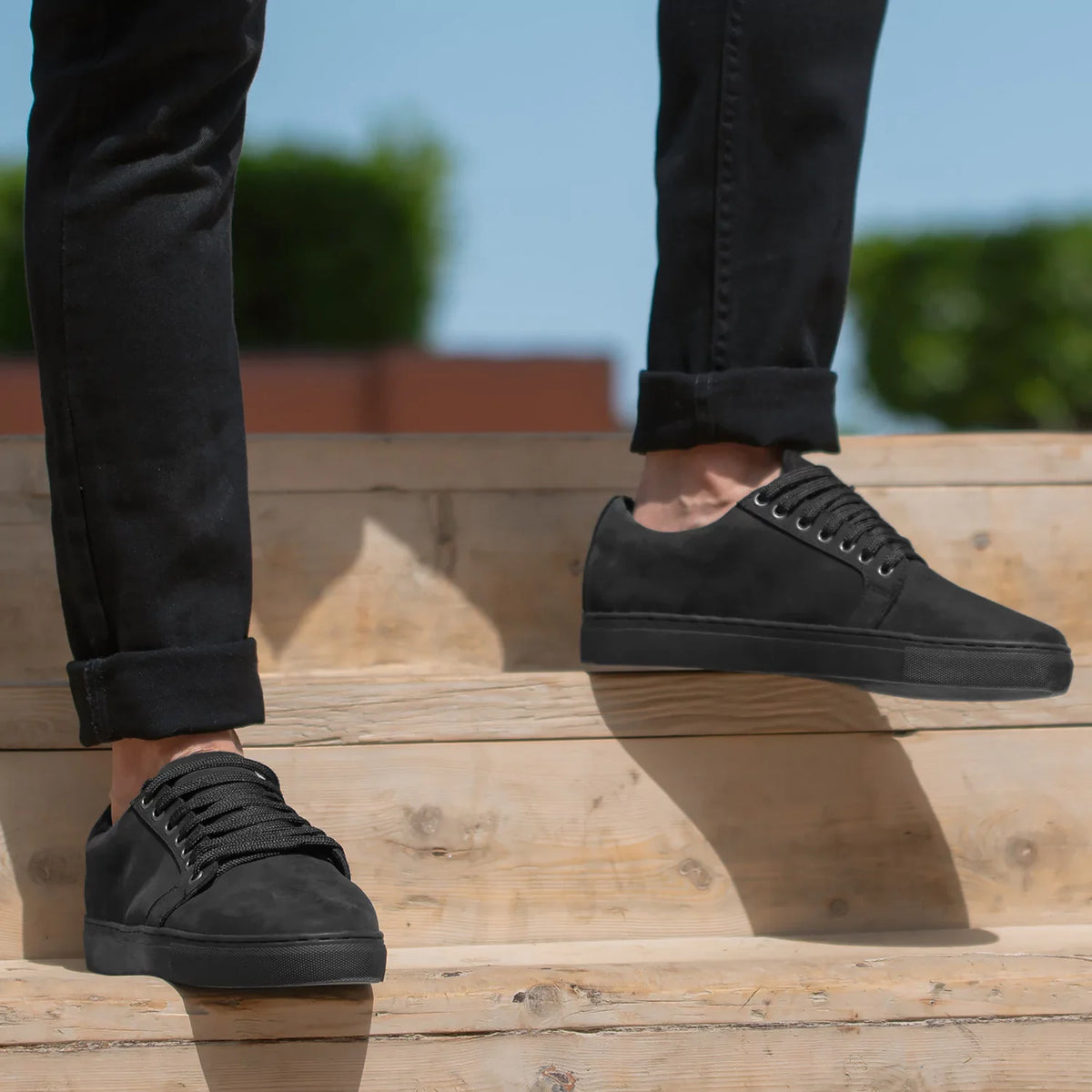 High-Traction Rubber Outsole & Lug Tread Pattern on Murphy Low Top 经典黑 Nubuck 真皮休闲板鞋运动鞋 男士