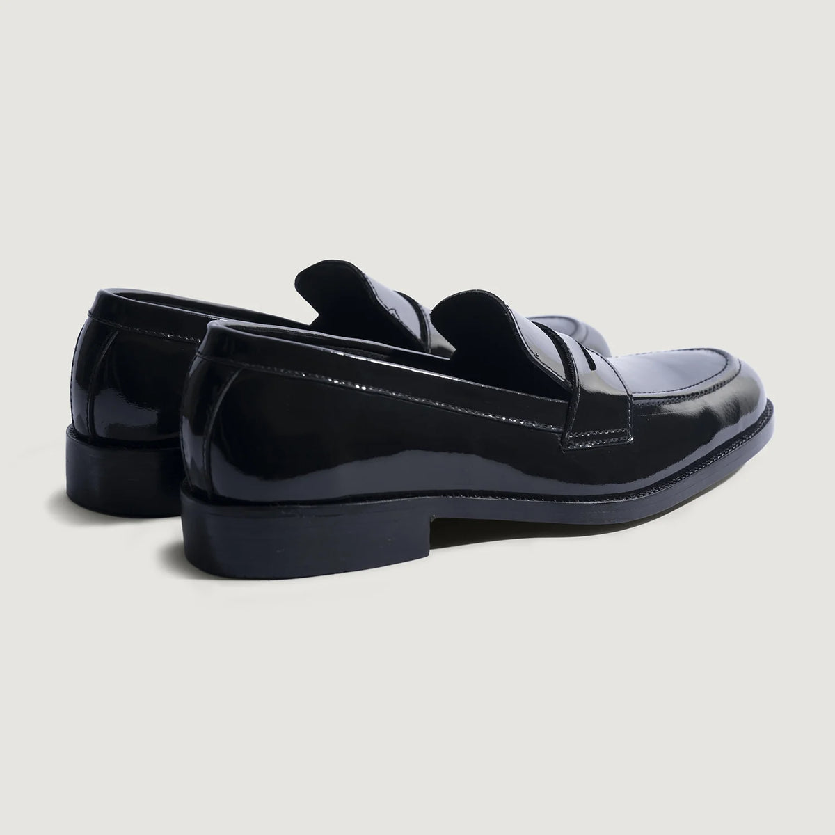 High-Traction Rubber Outsole & Lug Tread Pattern on Baxton 经典黑 Patent 真皮乐福鞋 男士 For Men