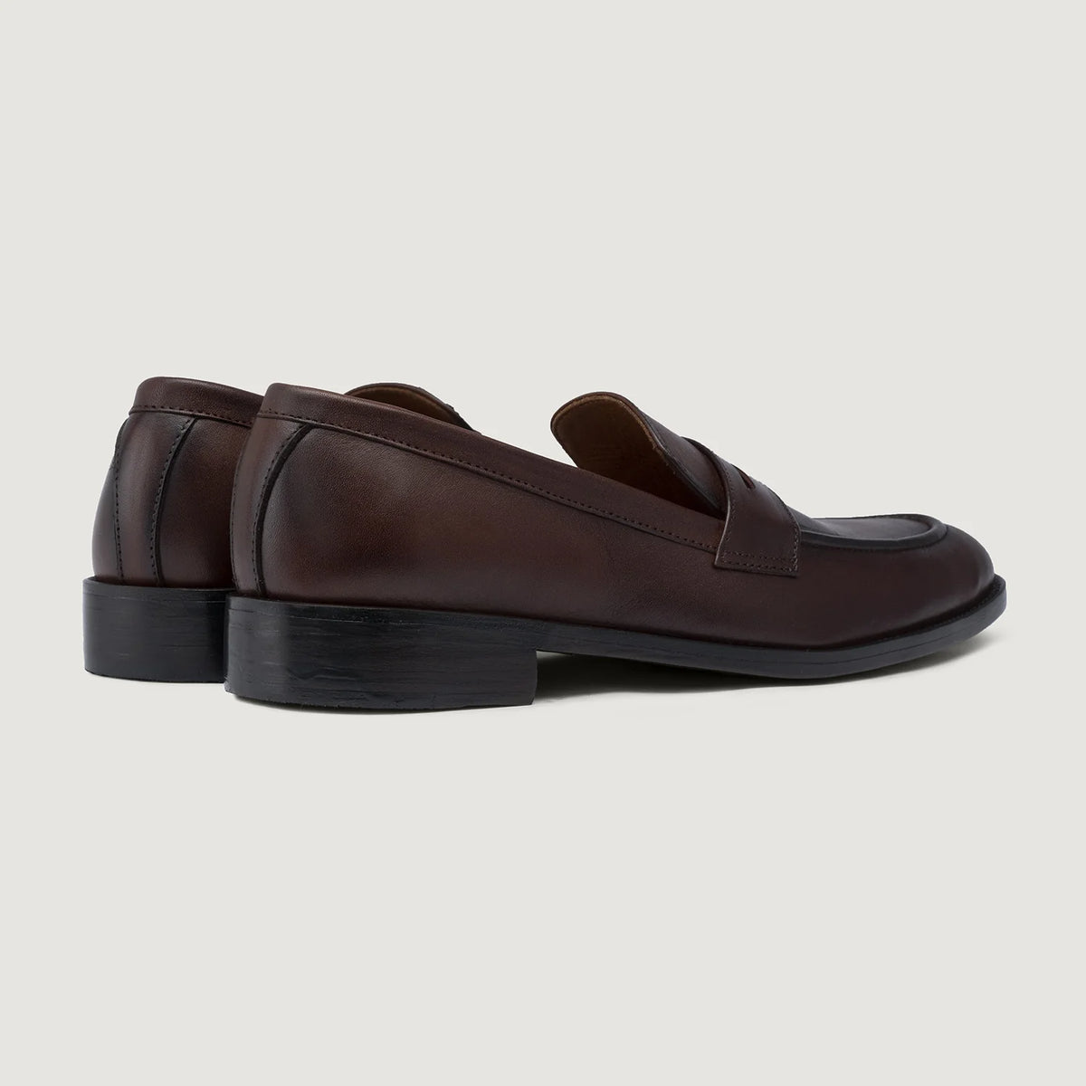 High-Traction Rubber Outsole & Lug Tread Pattern on Baxton Burnished 复古棕 真皮乐福鞋 男士 For Men