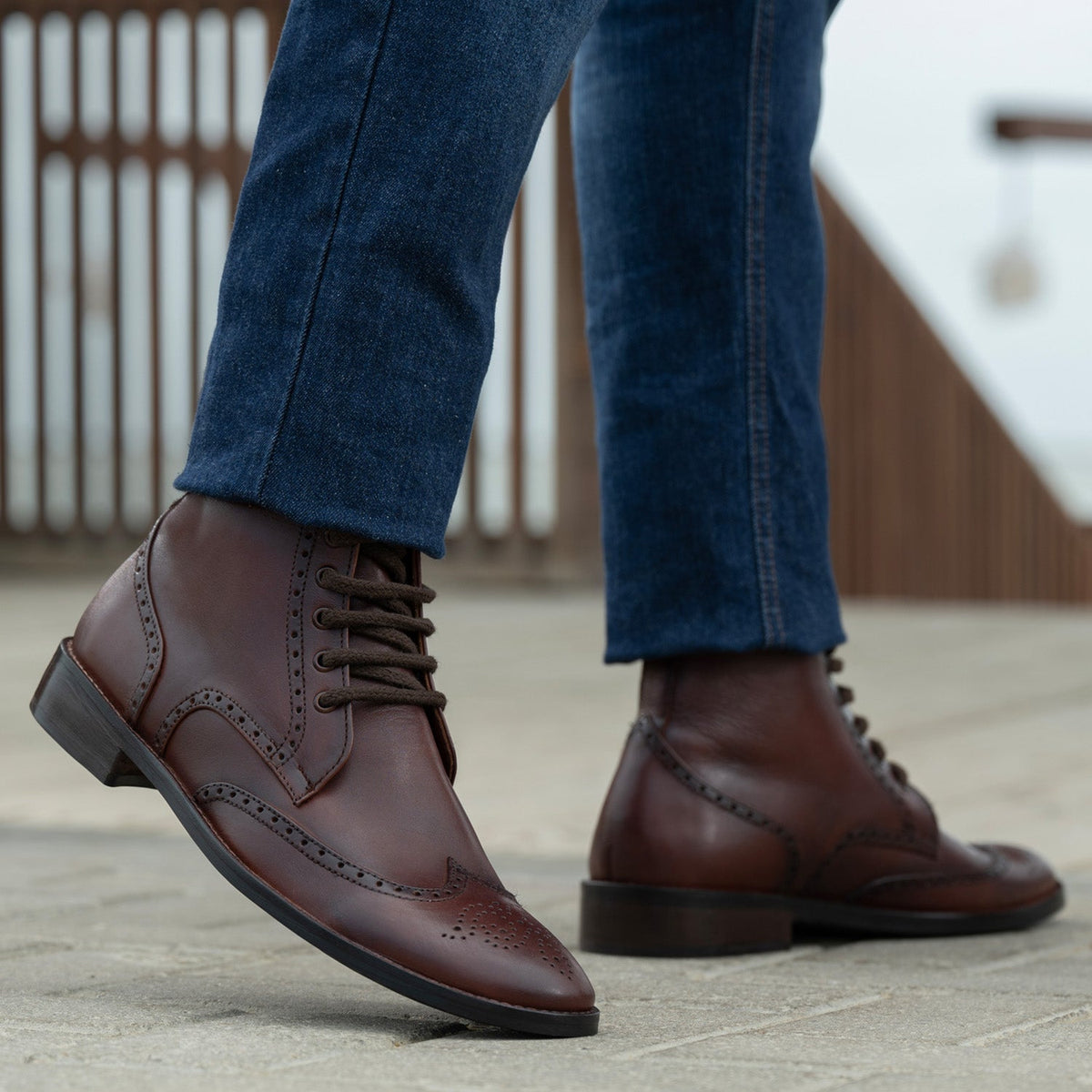模特上身效果： Duster Brogues Derby 复古棕 Burnished 真皮工装靴马丁靴 - StudGuard 男士 模特试穿展示（自然光垂坠质感）
