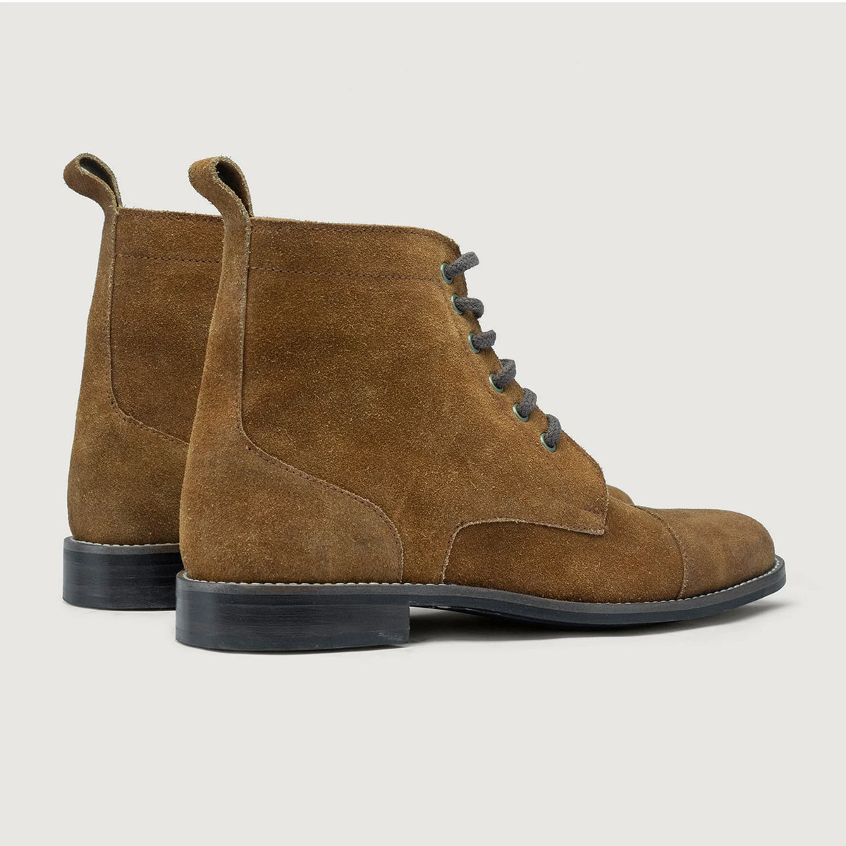 High-Traction Rubber Outsole & Lug Tread Pattern on Knight Derby 复古棕 Suede 真皮工装靴马丁靴 - StudGuard 男士