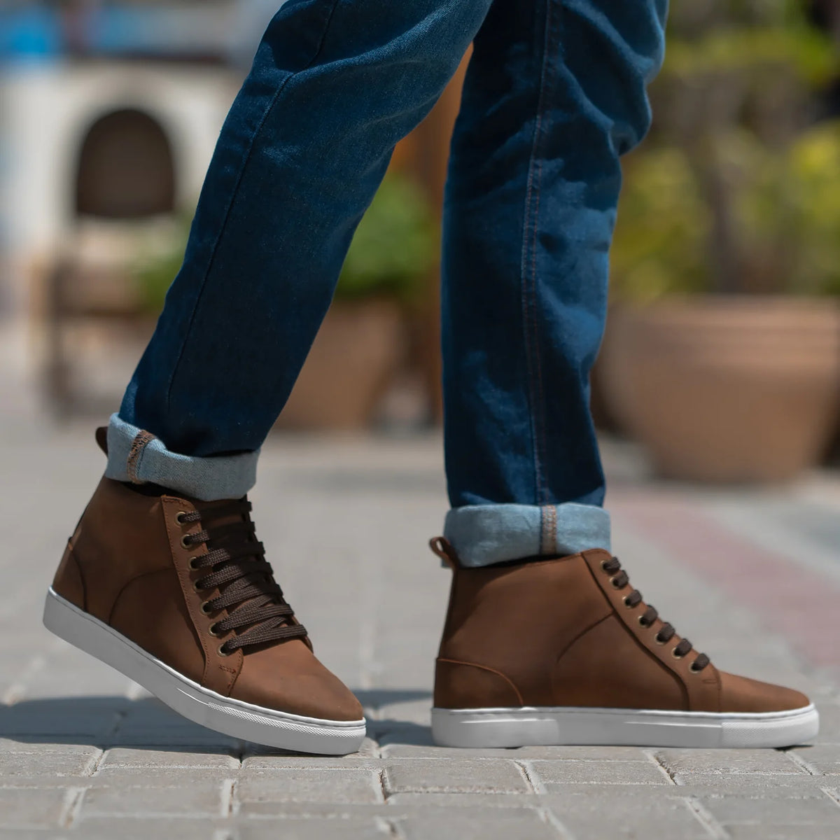Brown Goatskin Suede Leather Sneakers - 固特异沿条缝制工艺与鞋头细节