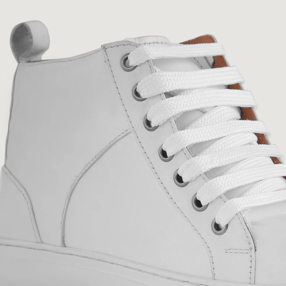 High-Traction Rubber Outsole & Lug Tread Pattern on Marty High Top White 真皮休闲板鞋运动鞋 男士