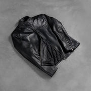 
模特上身效果： Adornica 经典黑 真皮机车皮衣 男士 模特试穿展示（自然光垂坠质感）