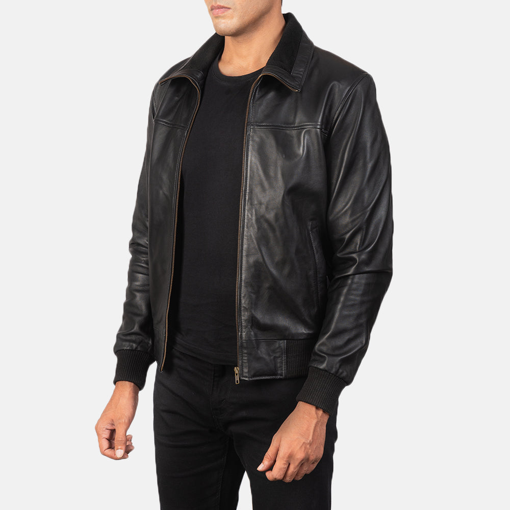 
Black Sheepskin Leather Bomber Jacket - 展现肩线贴合与利落下摆的背部视角