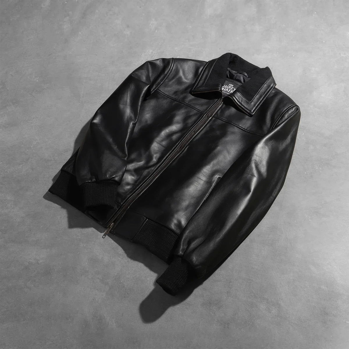 
Rib Knit & Hem Craftsmanship Construction Detail on Air Rolf 经典黑 真皮飞行员夹克 男士