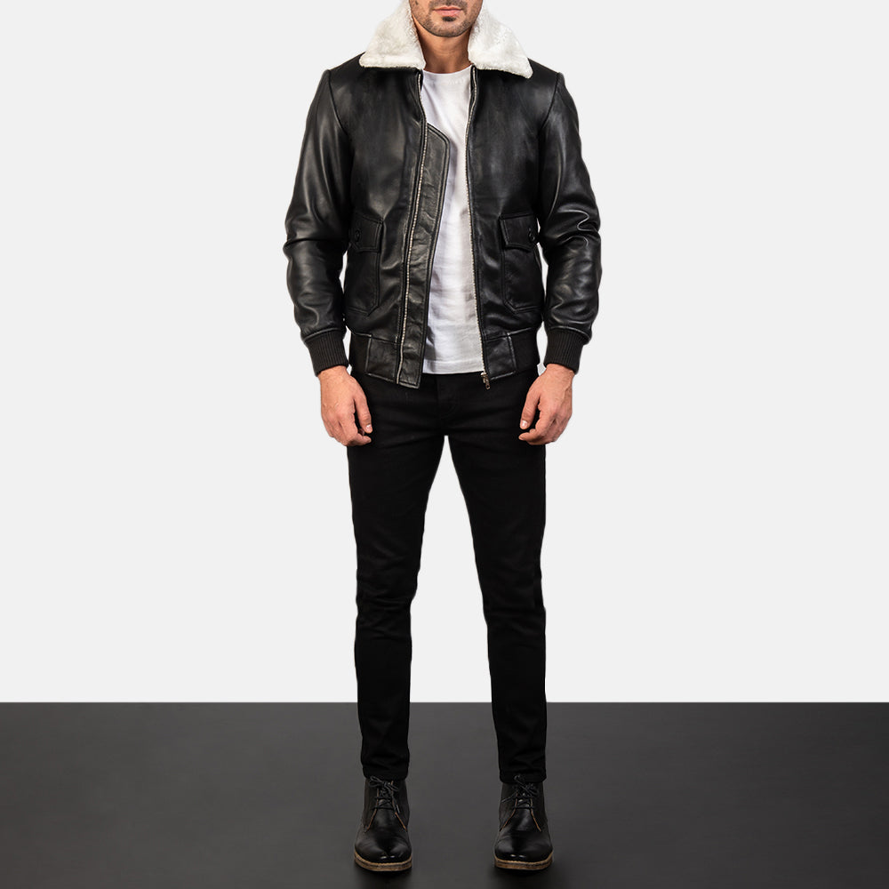 
Airin G-1 Black & White Leather Bomber Jacket - 展现立体袖型与合身版型的侧身视角
