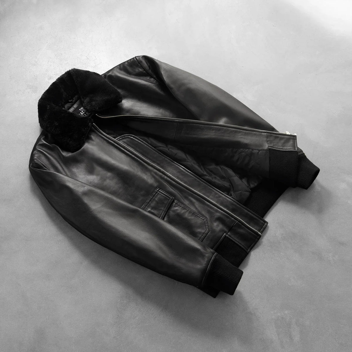 Styled Fit Perspective of Men's Airin G-1 黑色 真皮飞行员夹克 男士 on Model - Natural Daylight Drape