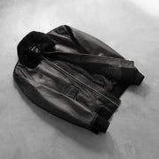 Styled Fit Perspective of Men's Airin G-1 黑色 真皮飞行员夹克 男士 on Model - Natural Daylight Drape