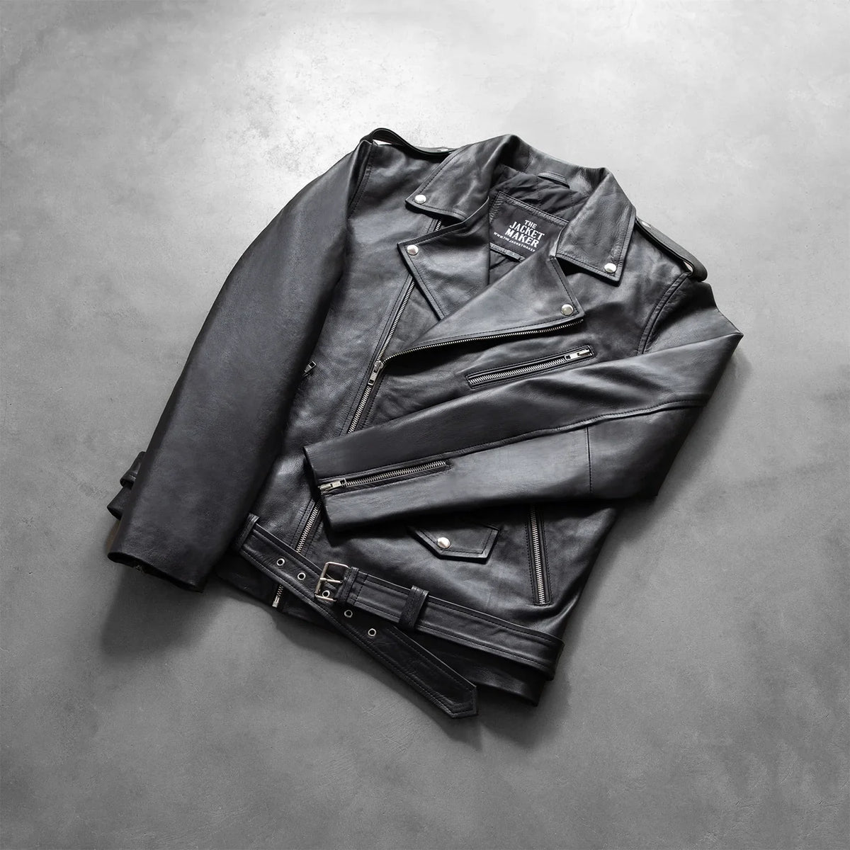 
模特上身效果： Allaric Alley Black Leather Biker Jacket 模特试穿展示（自然光垂坠质感）