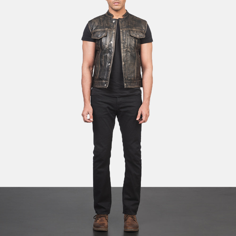 
Atlas Moto Distressed 复古棕 真皮马甲 男士 - 展现立体袖型与合身版型的侧身视角