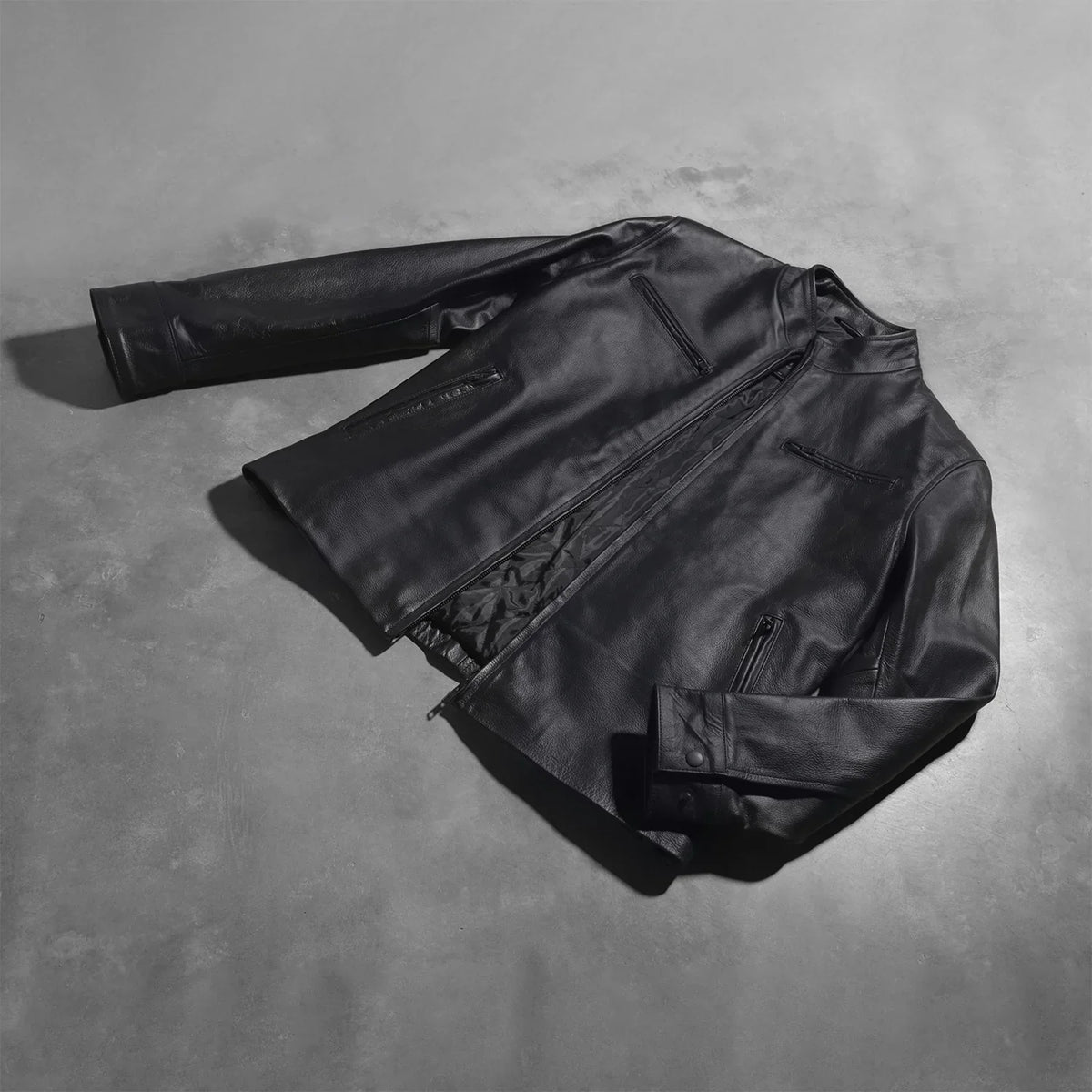Button &amp; Hem Craftsmanship Construction Detail on Austere Matte 黑色 真皮机车夹克 男士