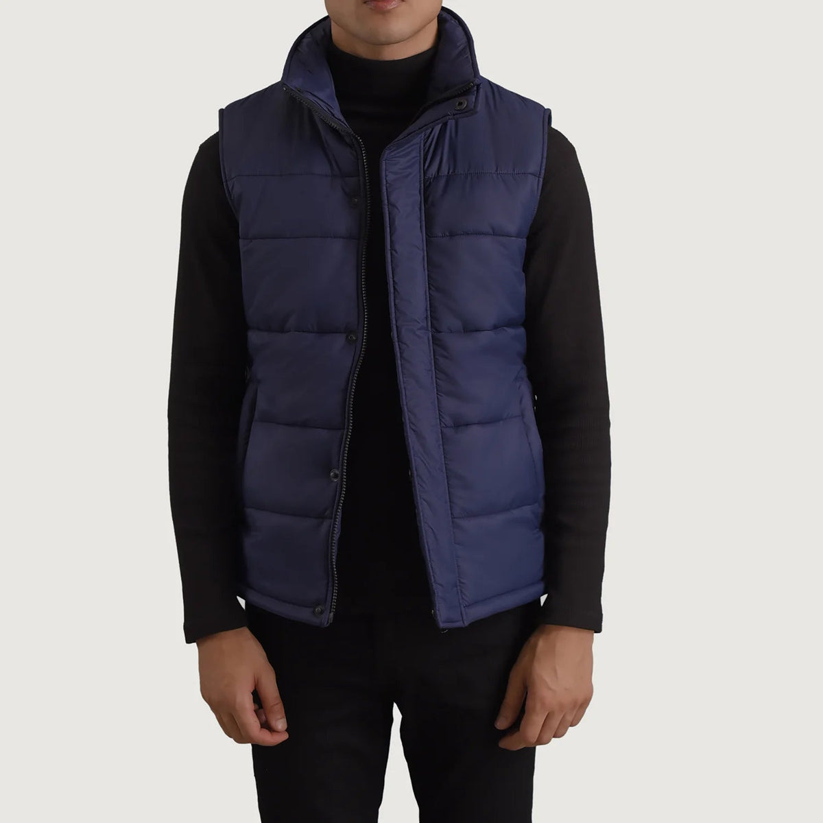
Bryan 深海蓝 保暖羽绒夹棉马甲 男士 in Blue Full-Grain Leather - 正面版型与定制立体剪裁轮廓 | 官方商城选购