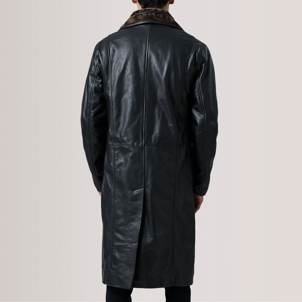 Close-Up Detail of Notch &amp; Button Hardware on Cai 黑色 Leather Shearling 真皮大衣 男士 For Men