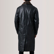 Close-Up Detail of Notch &amp; Button Hardware on Cai 黑色 Leather Shearling 真皮大衣 男士 For Men