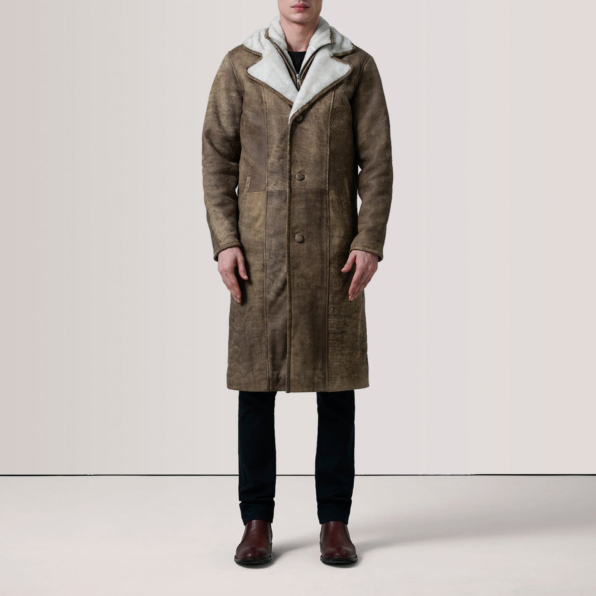 Distressed Brown Sheepskin Snuffed Aviator Jacket - 展现肩线贴合与利落下摆的背部视角
