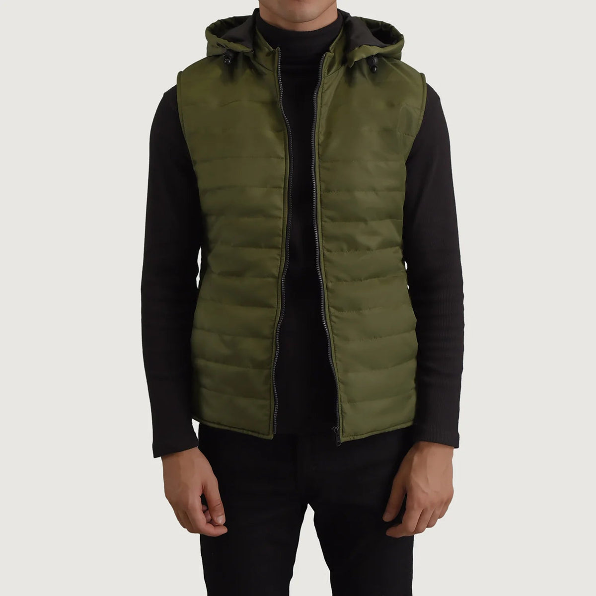 
Carlo 墨绿色 连帽羽绒夹棉马甲 男士 in Green Full-Grain Leather - 正面版型与定制立体剪裁轮廓 | 官方商城选购