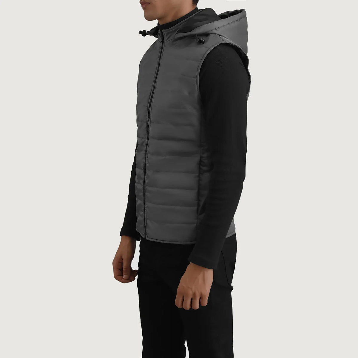 
Green Full-Grain leather Vest - 展现肩线贴合与利落下摆的背部视角