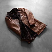 Styled Fit Perspective of Men's Cinnamon 做旧 Leather Fur 真皮大衣 男士 on Model - Natural Daylight Drape