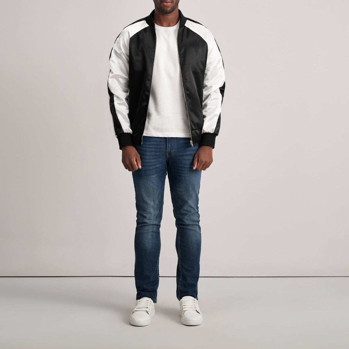 
细节特写 of Varsity & Zipper Hardware on Clarke 经典黑 Varsity 真皮夹克 男士
