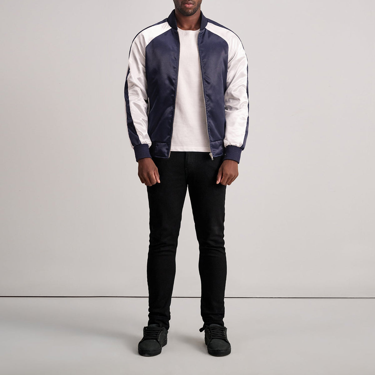 Close-Up Detail of Varsity &amp; Zipper Hardware on Clarke Blue Varsity 真皮夹克 男士