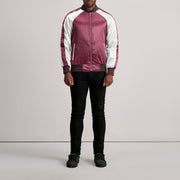 Close-Up Detail of Varsity &amp; Zipper Hardware on Clarke Maroon Varsity 真皮夹克 男士