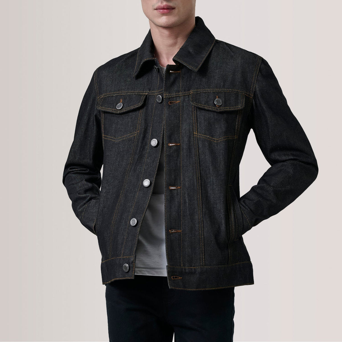 
Conard Faded 经典黑 Denim Trucker 真皮夹克 男士 For Men 经典黑色头层牛皮 - 正面版型与定制立体剪裁轮廓 | 官方商城选购