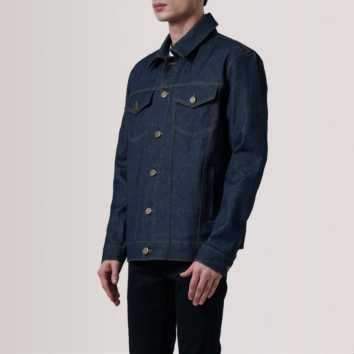 
Conard Ash Grey Denim Trucker Jacket For Men - 展现立体袖型与合身版型的侧身视角