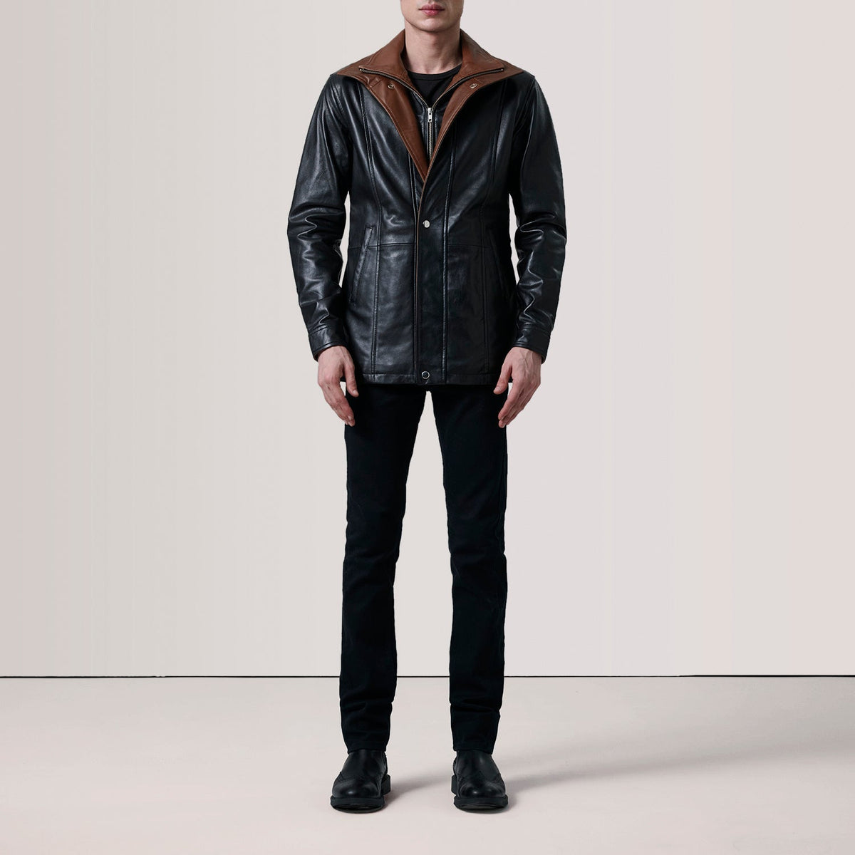 
Black Sheepskin leather Coat - 展现肩线贴合与利落下摆的背部视角