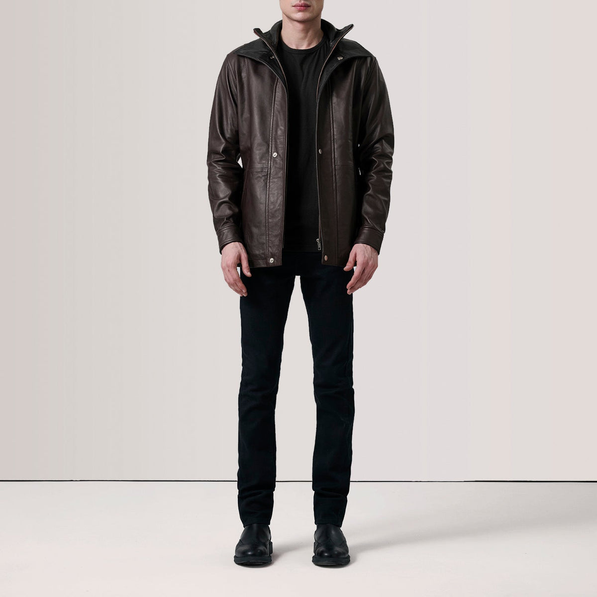 
模特上身效果： Connor Black Leather Coat For Men 模特试穿展示（自然光垂坠质感）