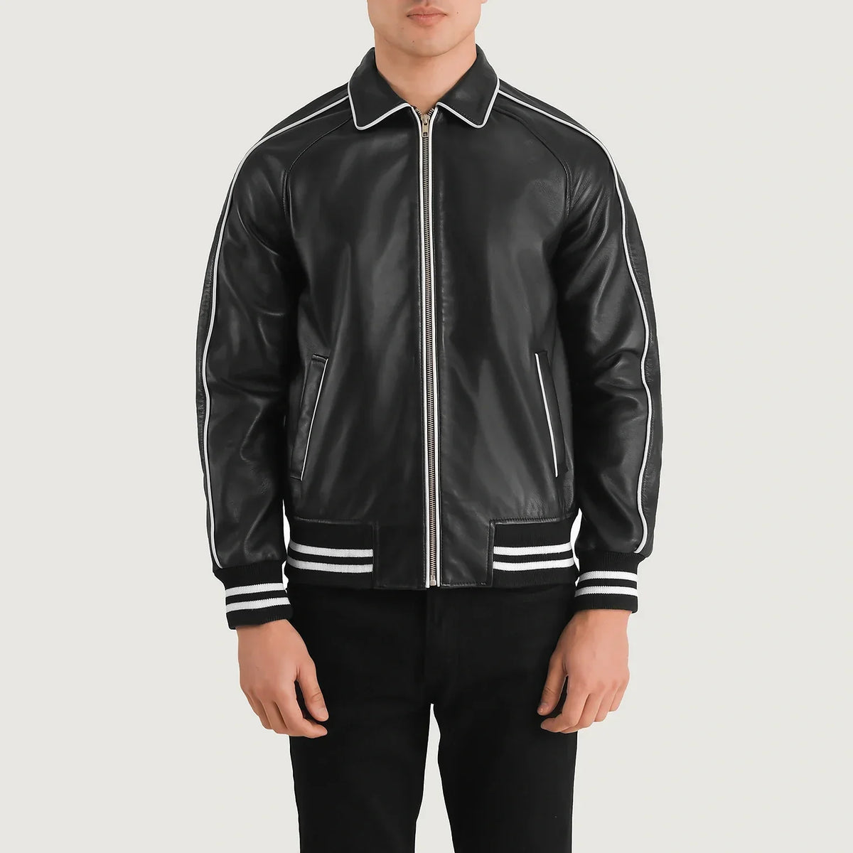 Close-Up Detail of Shirt collar &amp; Zipper Hardware on Cooper 黑色 Leather Varsity 真皮夹克 男士