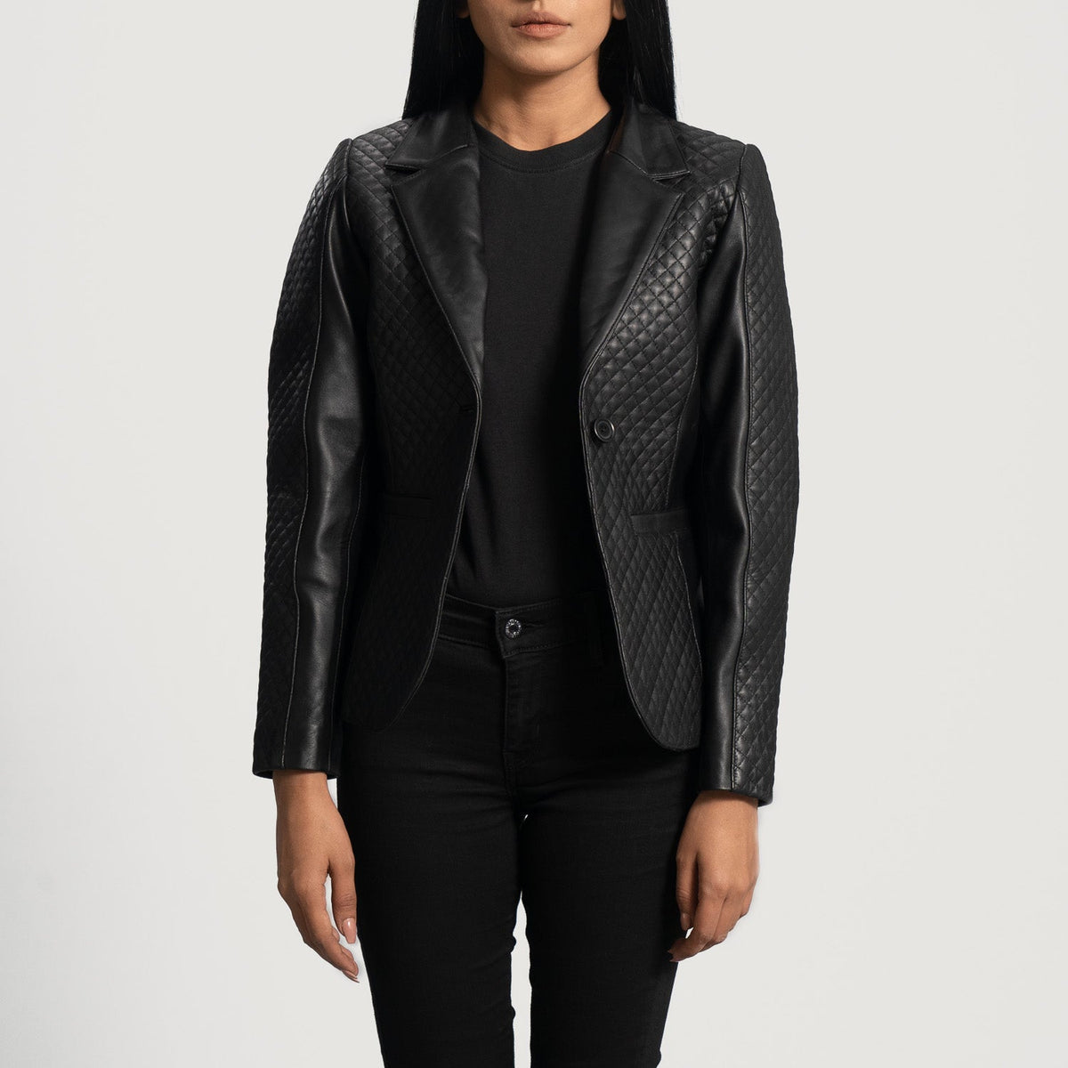 
Black Sheepskin leather Blazer - 展现肩线贴合与利落下摆的背部视角