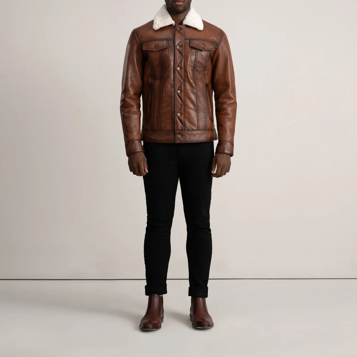 Dallis 棕色 Leather Shearling Trucker 真皮夹克 男士 - Lateral Side Profile View Showing Sleeve Cut &amp; Athletic Taper Fit