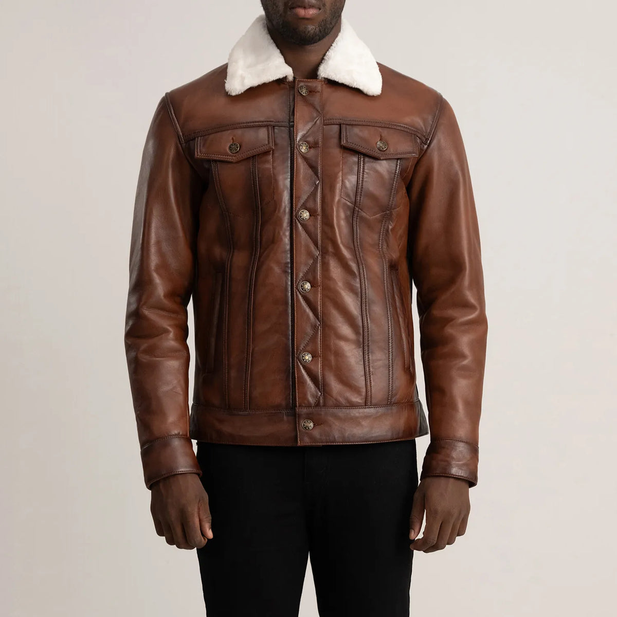 Close-Up Detail of Classic Collar &amp; Button Hardware on Dallis 棕色 Leather Shearling Trucker 真皮夹克 男士